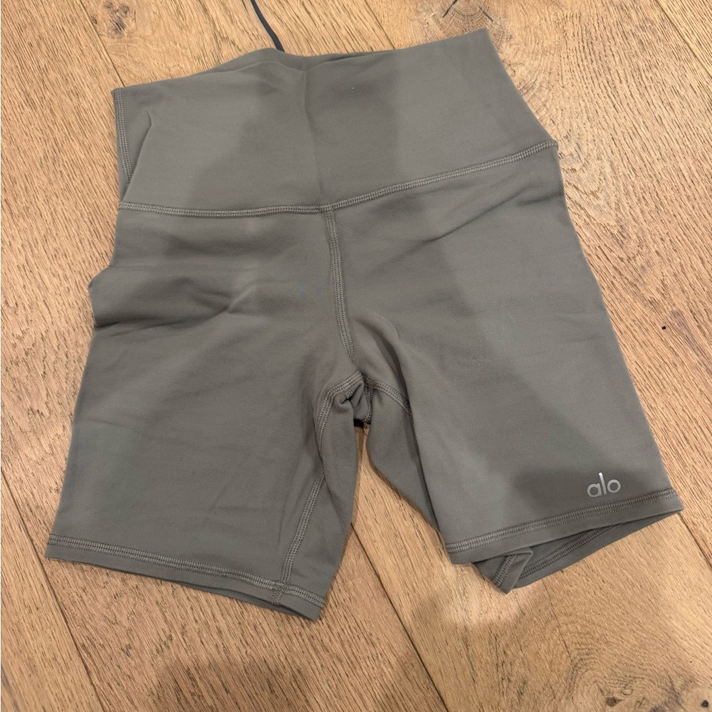 ALO Yoga 7" High-Waist Biker Short Grey Size Small